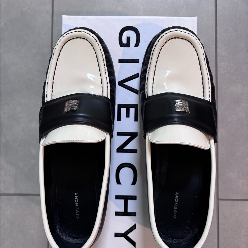 GIVENCHY  4G loafer in Black and White, 100 % lamb leather, size 8